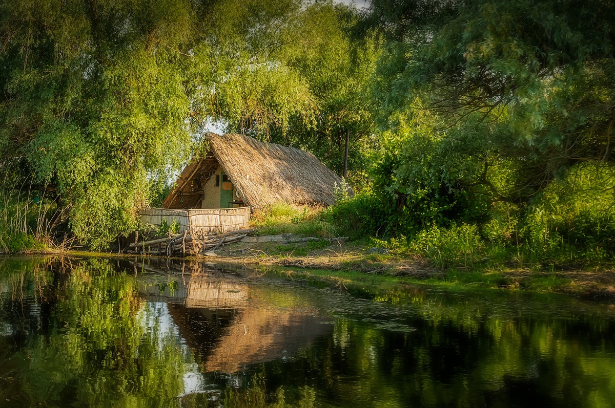 hut-on-danube-delta-canal