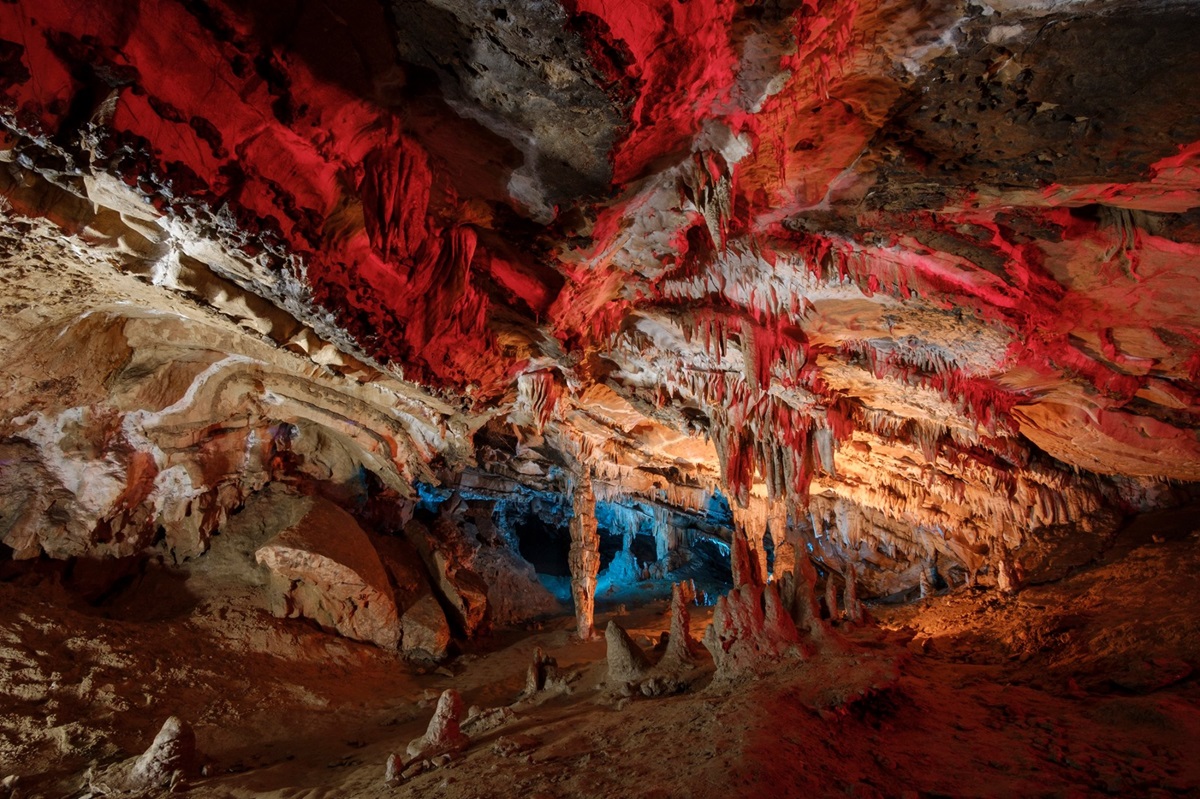 喀尔巴阡山脉的洞穴漫游
