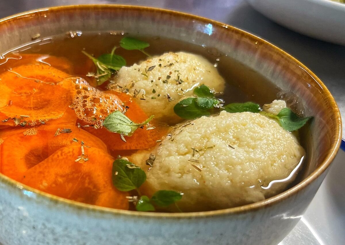 chicken-soup-semolina-dumplings-bistro-de-larte-brasov