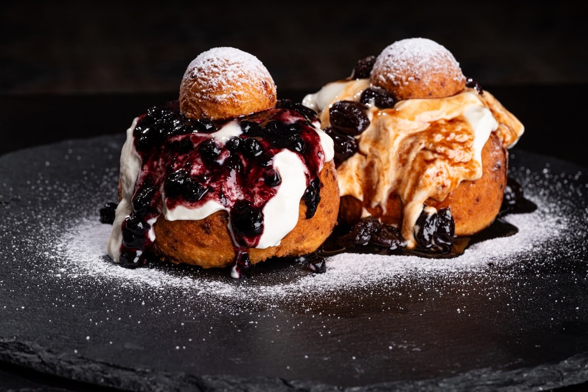 papanasi-fried-farmers-cheese-doughnuts-romanian-dessert