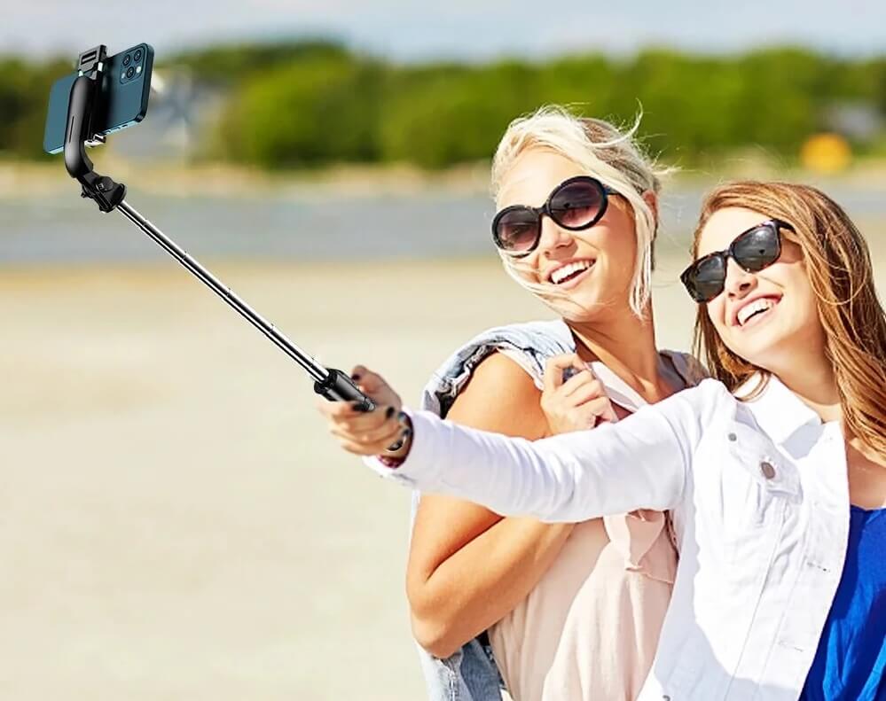 travelers-taking-a-selfie