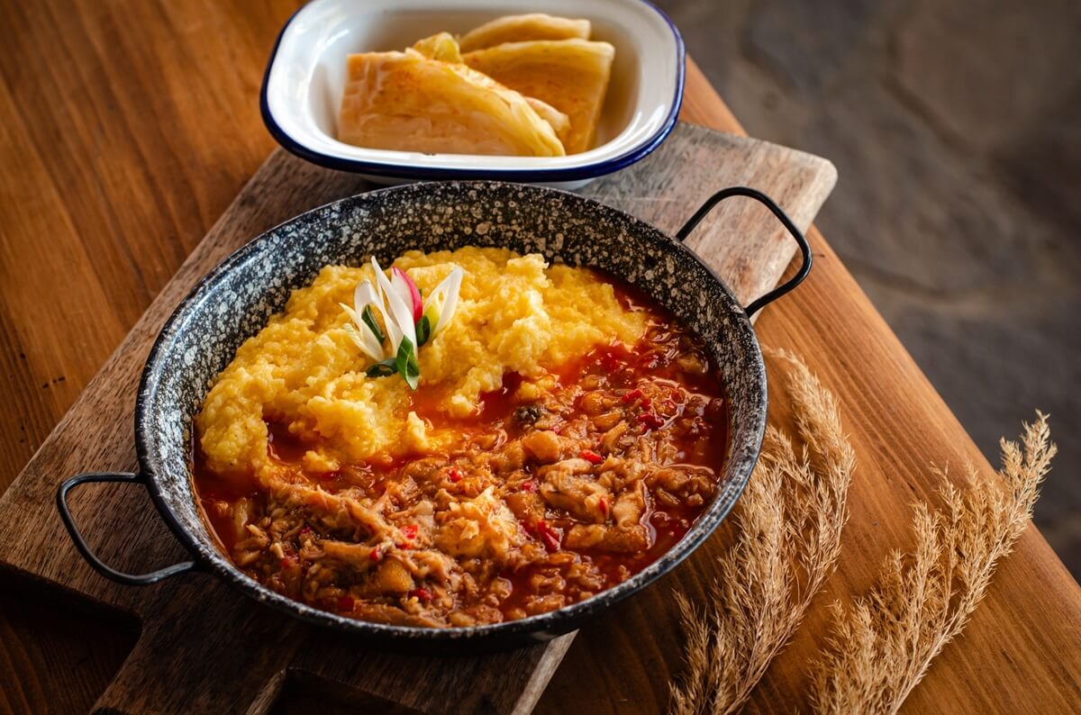 taste-of-transylvania-2025-featured-dish-meat-stew-and-polenta