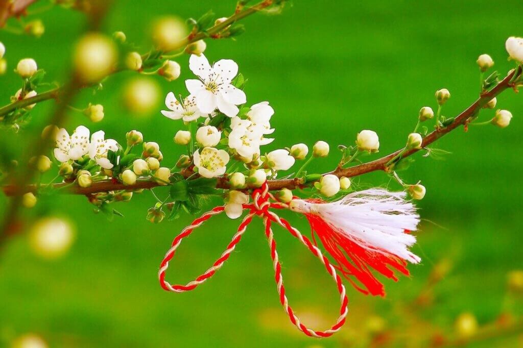 martisor-romanian-tradition-white-red-thread-on-tree-branch
