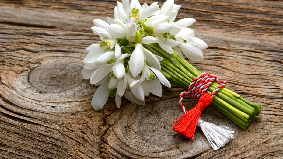 martisor-snowdrops-white-red-thread