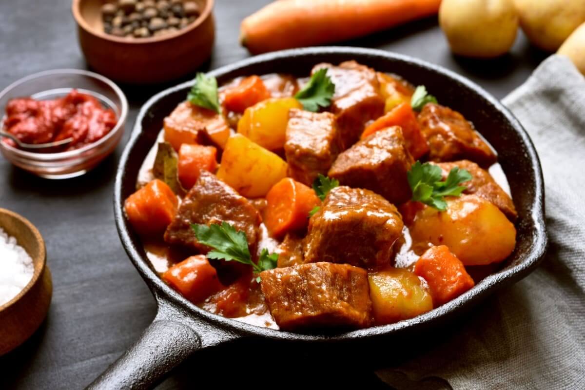 pork-and-potato-stew-tocanita-de-cartofi-cu-carne-de-porc